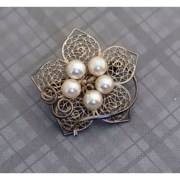 Vintage Silver Tone Lovely Flower & Pearls Brooch G28 - Picture 1 of 2